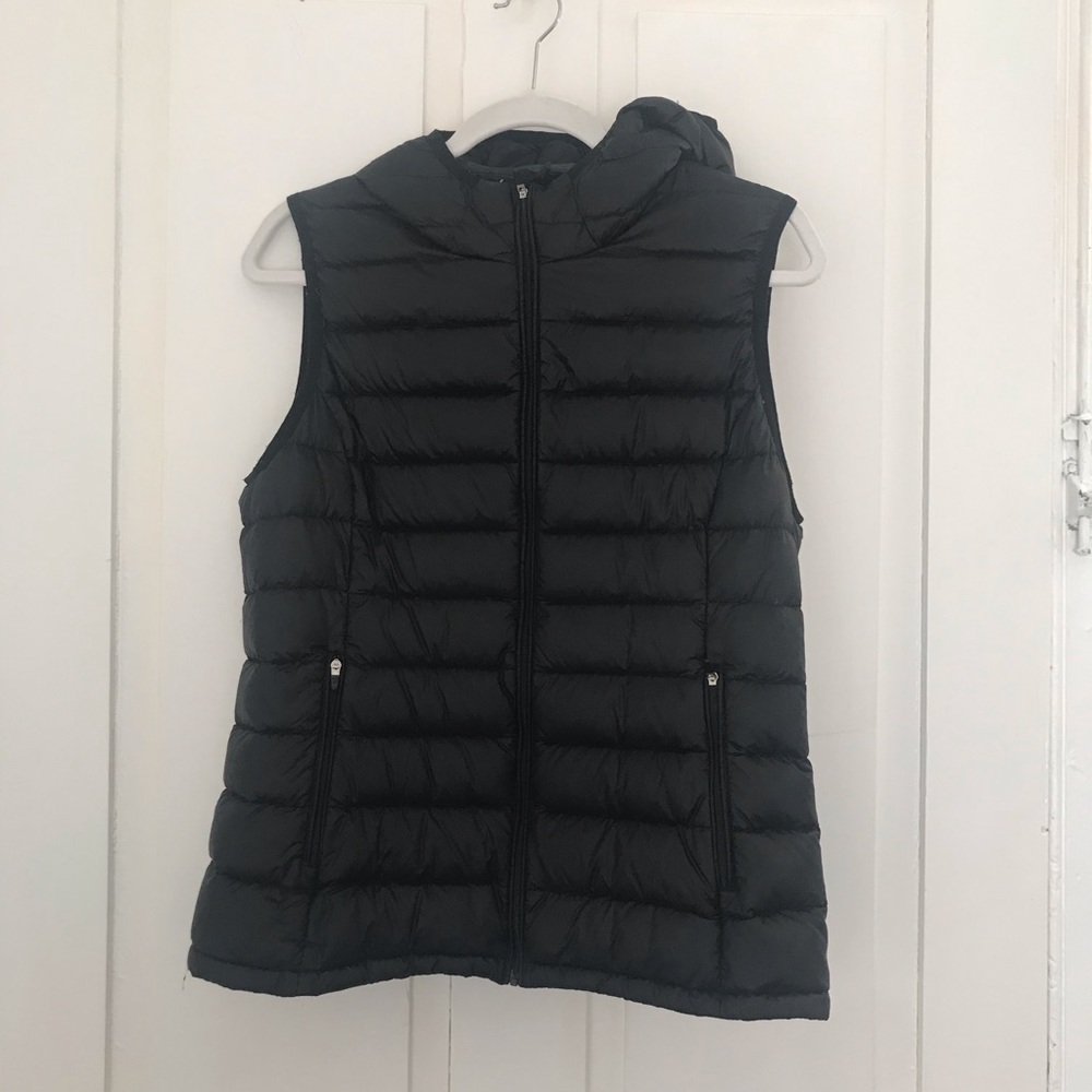 Tna dynamic vest in black.